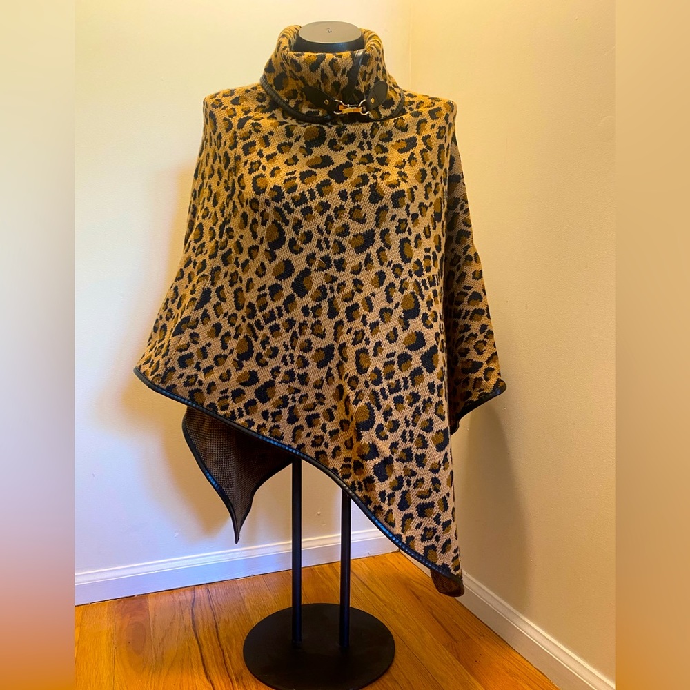 Beautiful leopard cape with leather and gold details